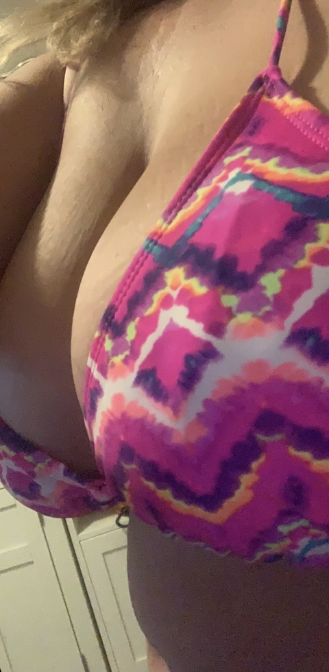 badwife1984 onlyfans leaked picture 2