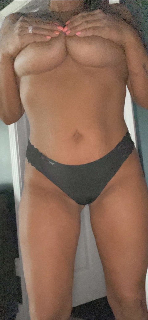 bigtitsmcgee612 onlyfans leaked picture 2