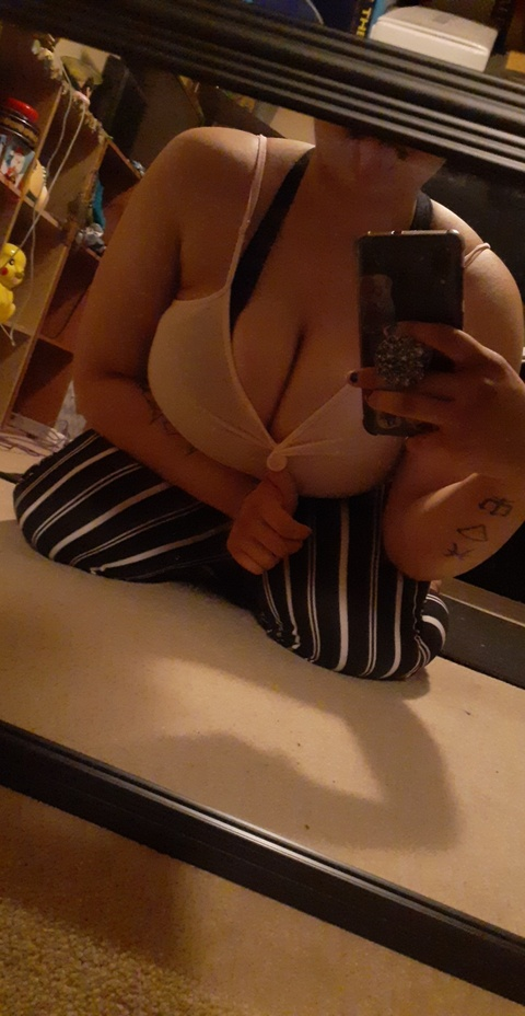 bigtittygothgorl onlyfans leaked picture 2