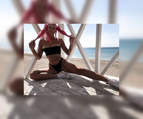 carolinemoroz onlyfans leaked picture 2