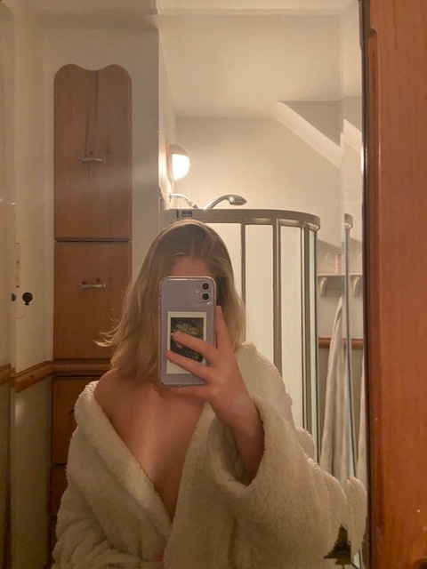 cute.emily onlyfans leaked picture 2