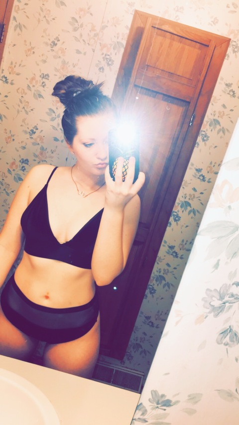 emilyculver0011 onlyfans leaked picture 2