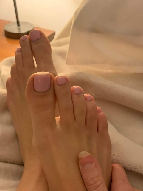 flirtyfootsiesxo onlyfans leaked picture 2