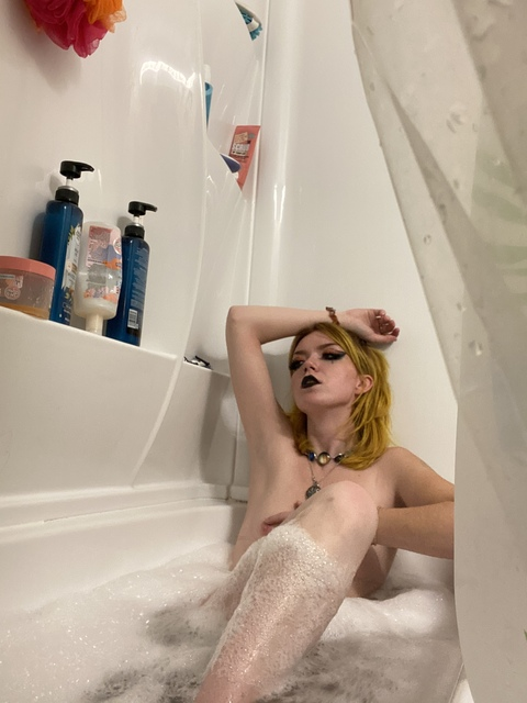 gwencoc0 onlyfans leaked picture 2