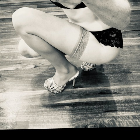 houseworkinheels onlyfans leaked picture 2