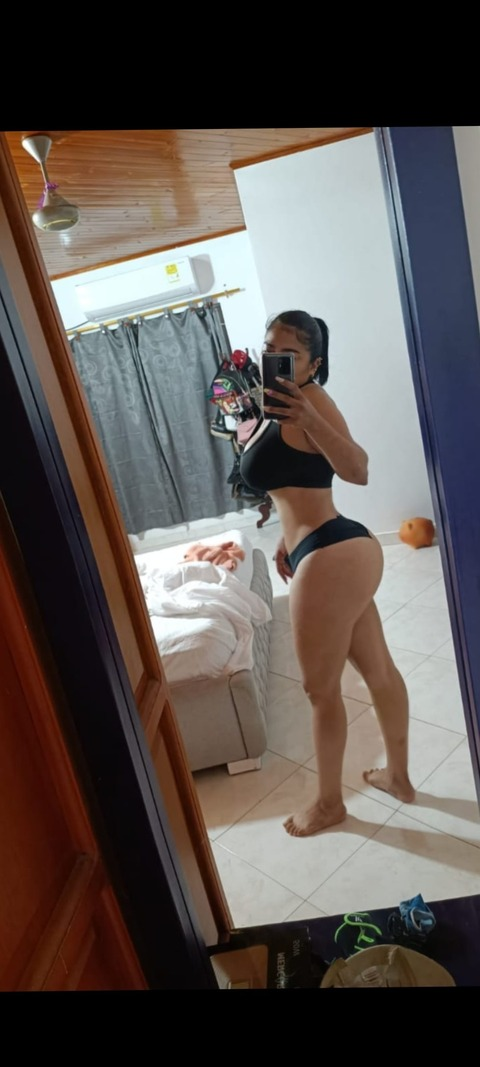 lareyna.48 onlyfans leaked picture 2