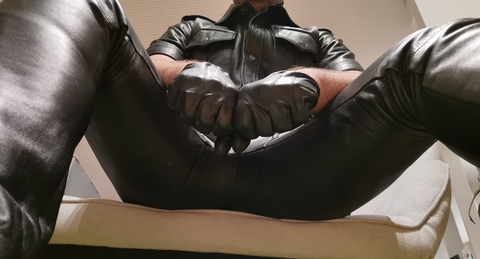 leathersmoker85 onlyfans leaked picture 2