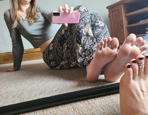 lilhippietoes onlyfans leaked picture 2