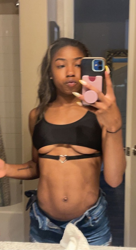 luvroxie onlyfans leaked picture 2