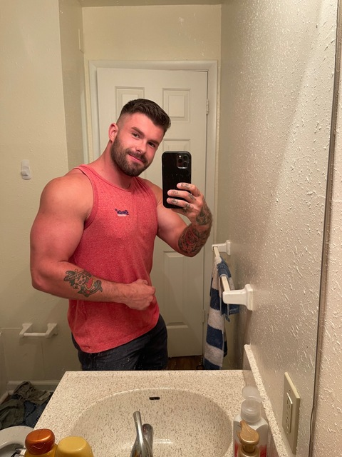 musclegod94 onlyfans leaked picture 2