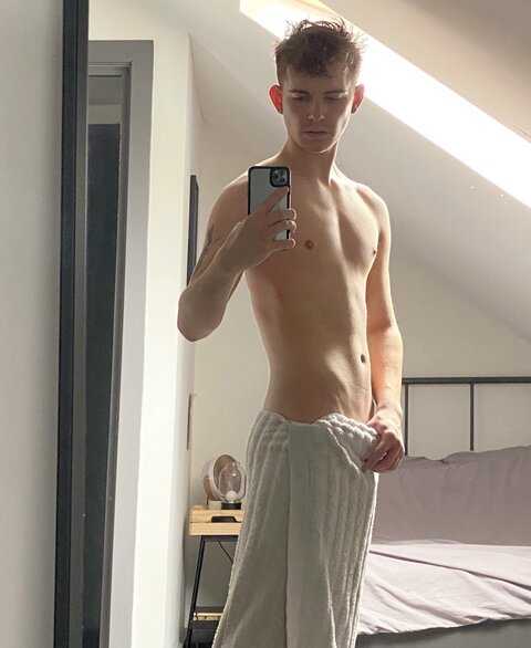 somethingfreddifree onlyfans leaked picture 2