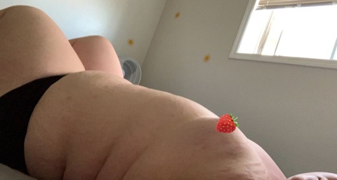 strawberry_satin onlyfans leaked picture 2