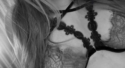 sylviahannahh onlyfans leaked picture 2