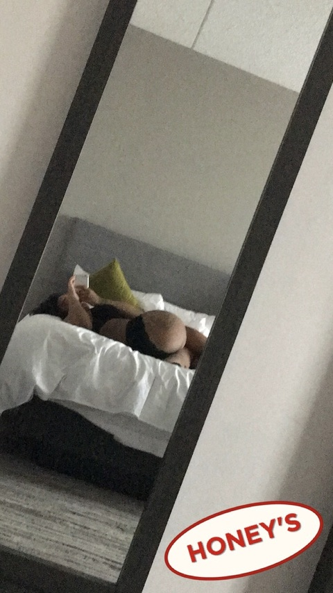thatshoneyyy onlyfans leaked picture 2